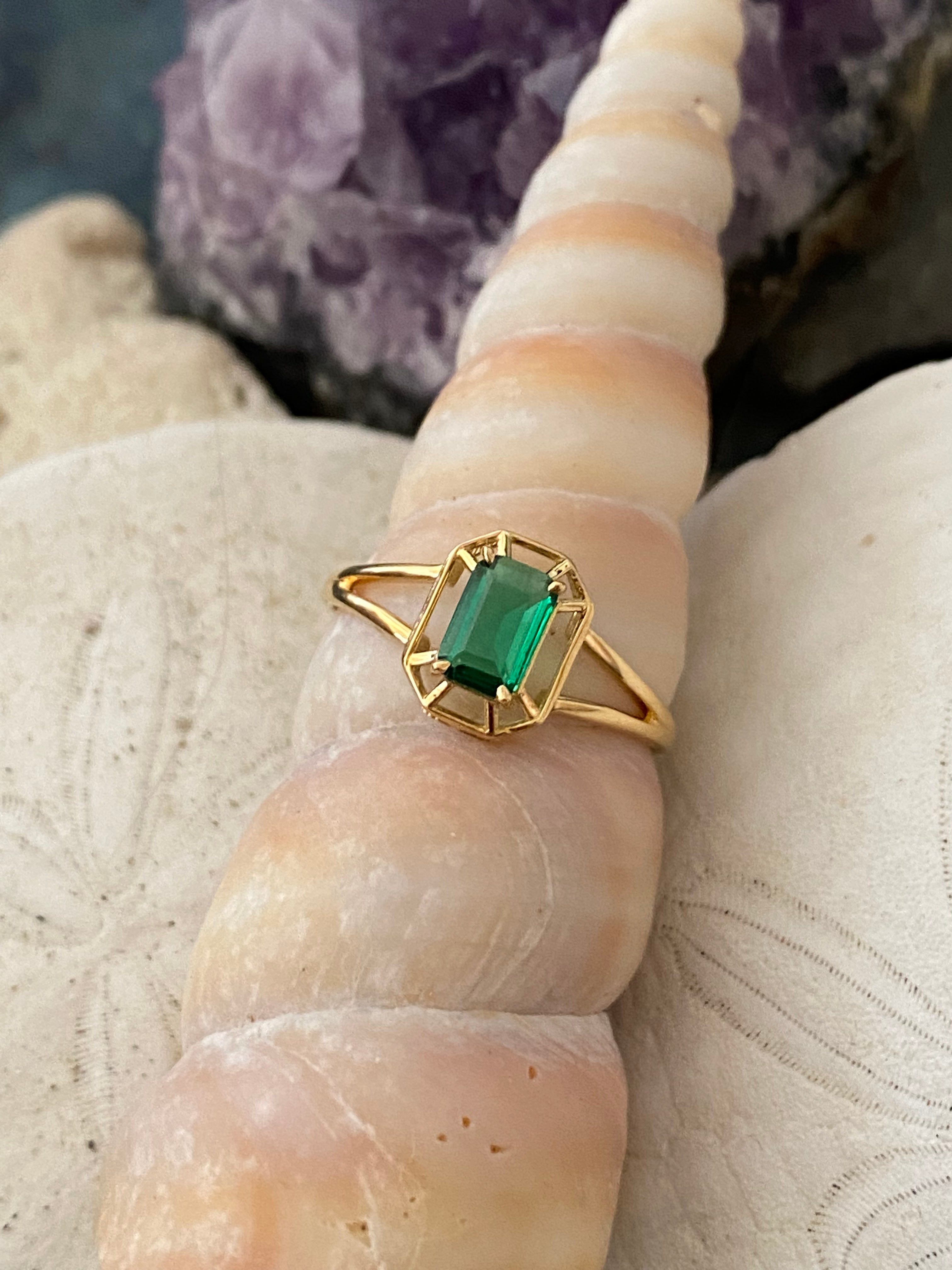Framed Emerald Gold Ring in 18k