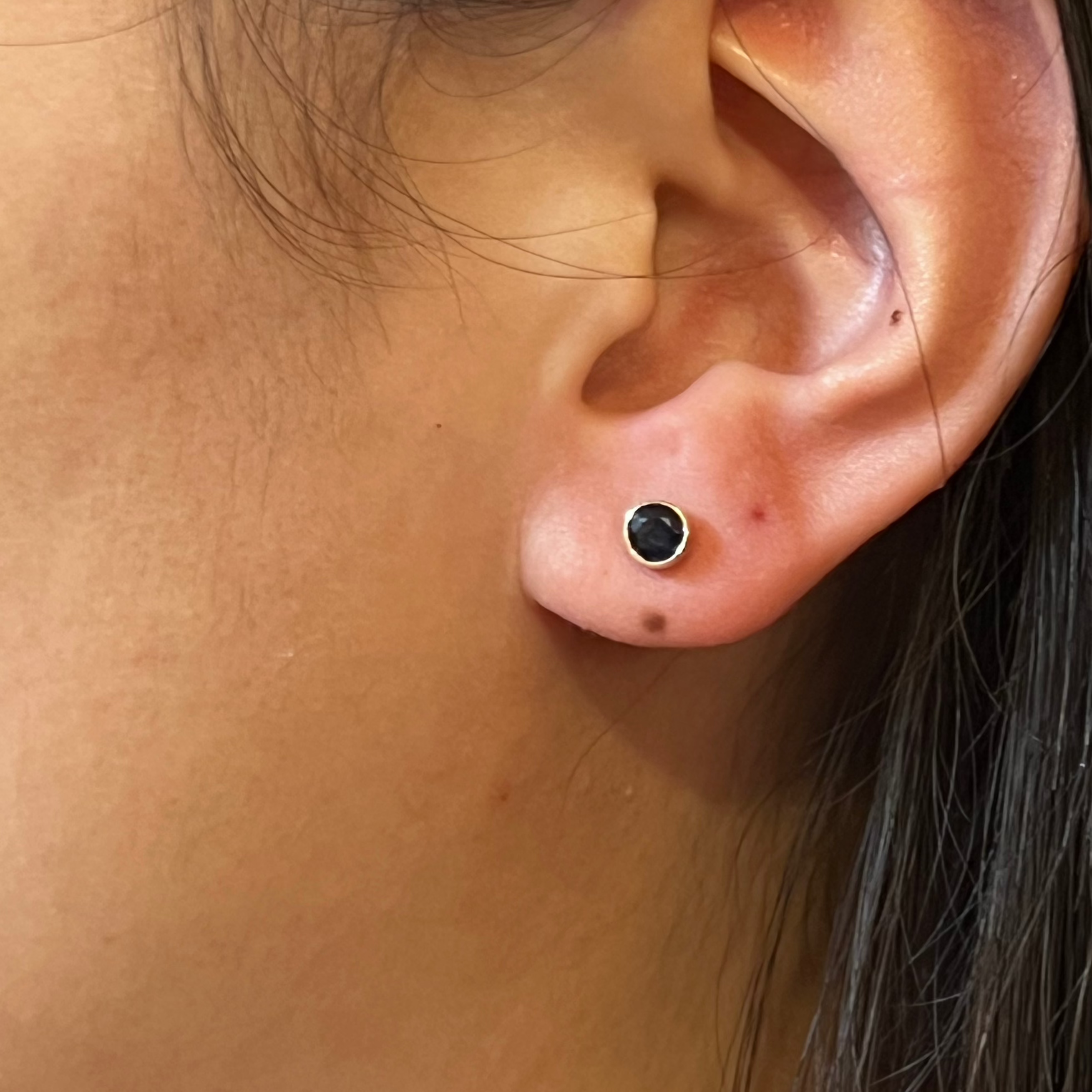 Round cut Sapphire Studs